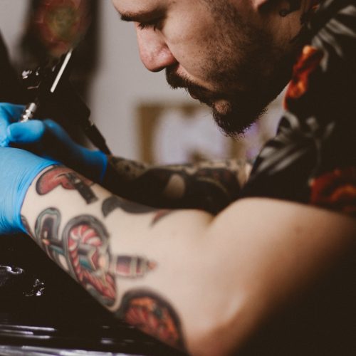 Tetování za uchem: 12 nejoblíbenějších motivů